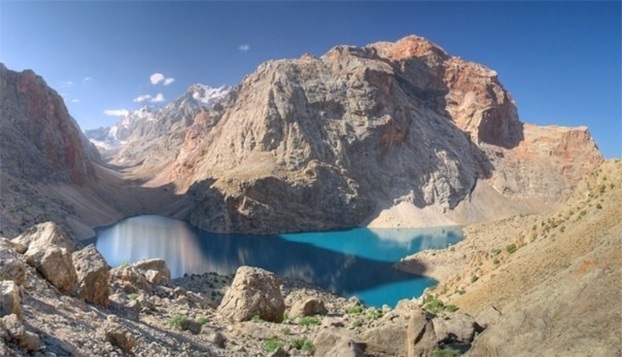 Ала түсті. Алаудинские озера Таджикистан. Алаудинские озера Фанские горы. Чапдара Фанские горы. Фанские горы Таджикистан.