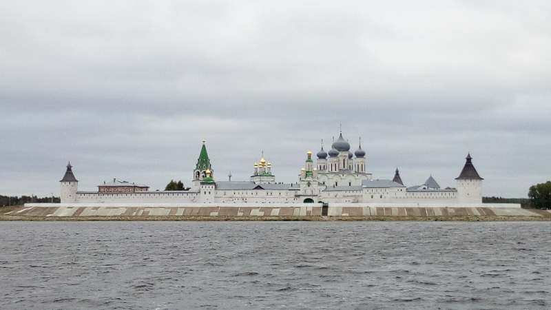 "Вниз по Волге реке с Нижня-Новгорода снаряжен стружок"... "Вниз по Волге реке с Нижня-Новгорода снаряжен стружок"...