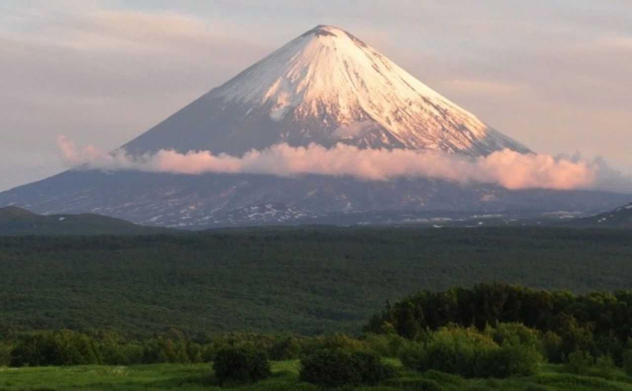 Самый высокий камчатский вулкан. Камчатка Ключевская сопка. Камчатский вулкан Ключевская сопка. Камчатка Ключевская сопка извержение. Гора Камчатки Ключевская сопка.