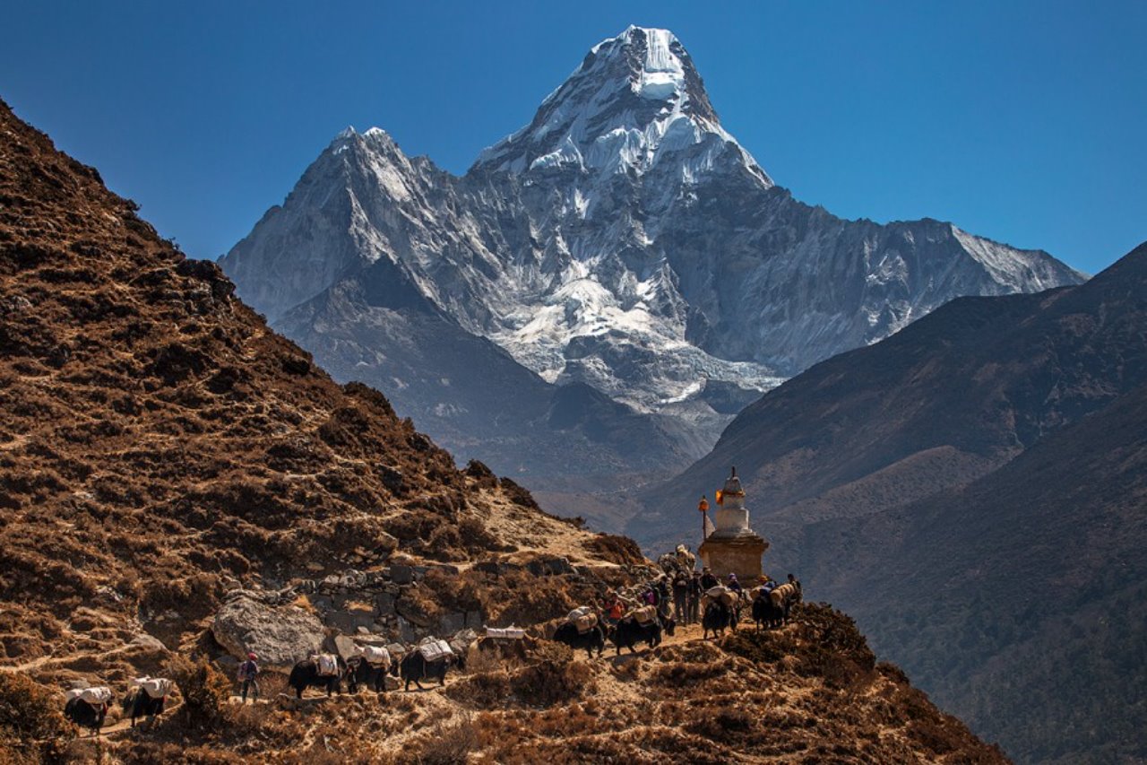 Гора караванов. «Сагарматха» = Эверест = Джомолунгма). Гималаи ама Даблам. Ама Даблам гора. Ама-Даблам, Непал.
